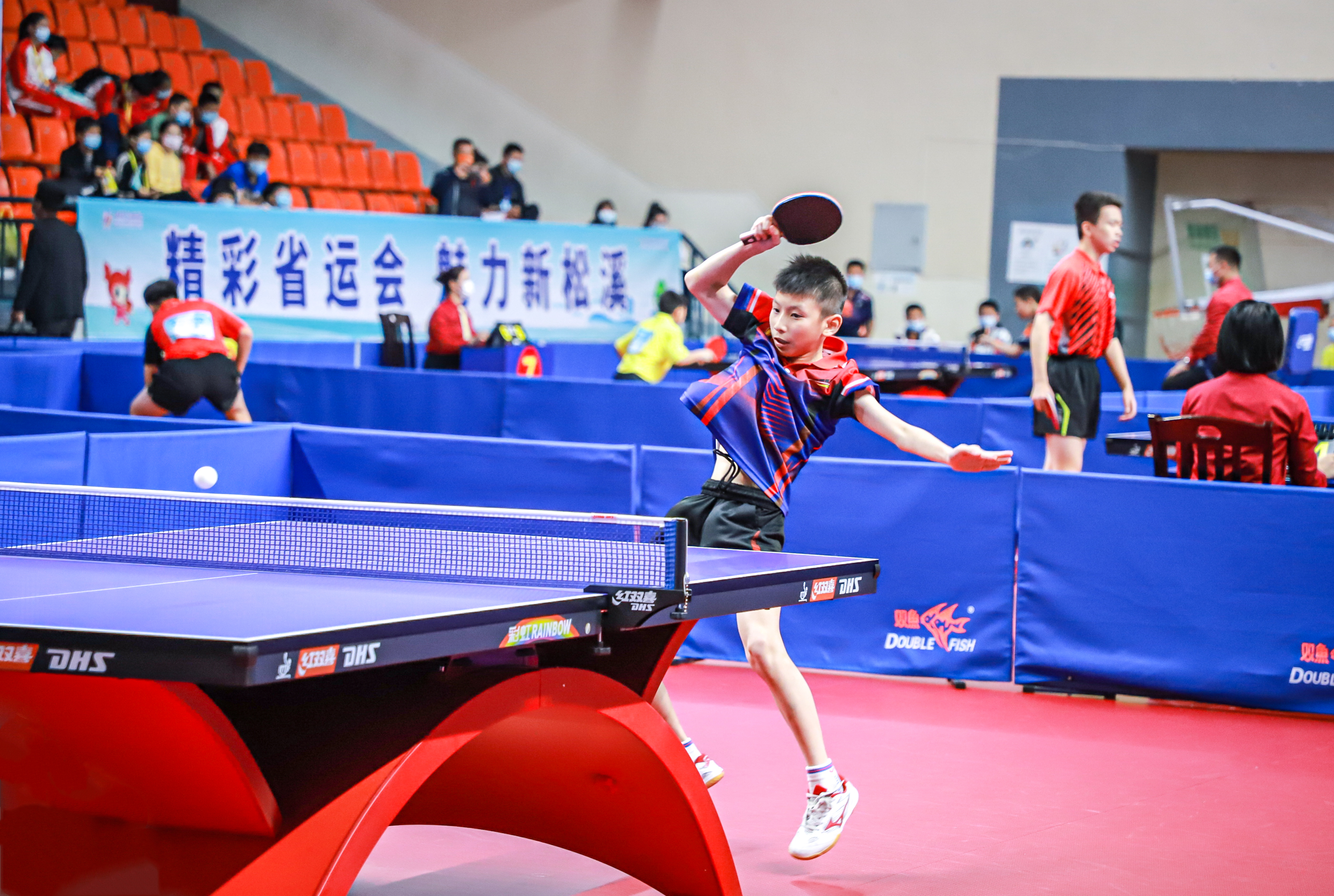 并保持在比 并保持在比